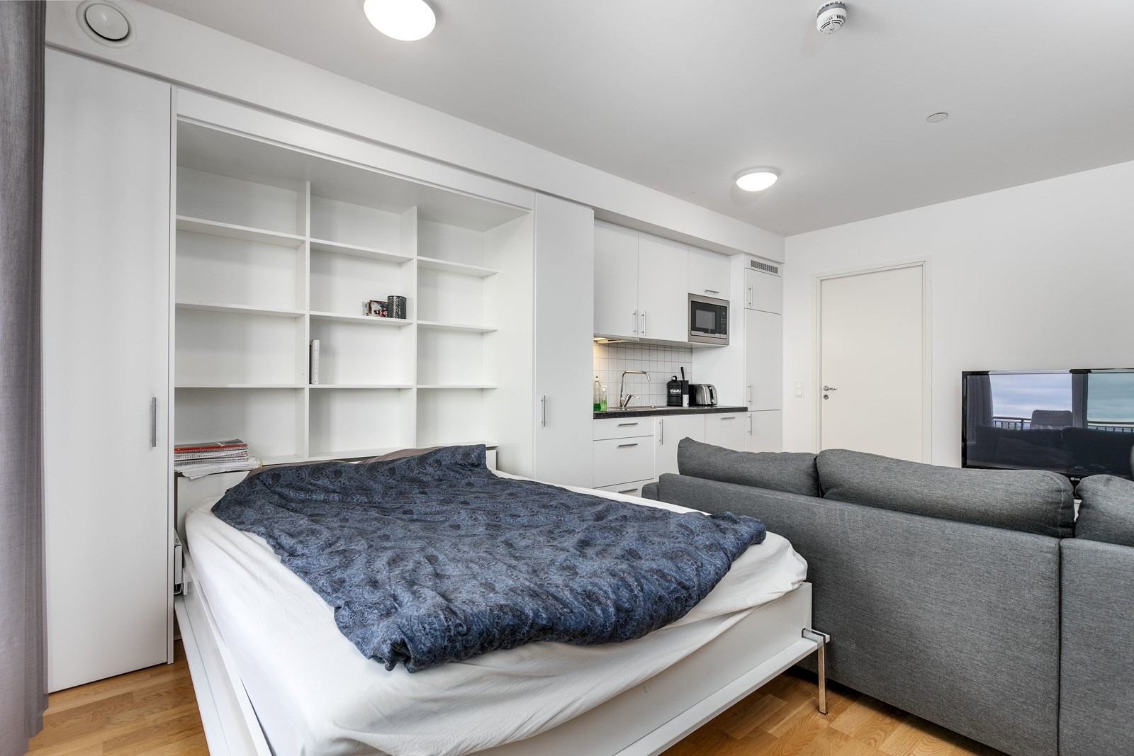 Det er god plass til sofaløsning med tilhørende møblement. Tv-signaler og internett (grunnpakken) inngår i månedsprisen.